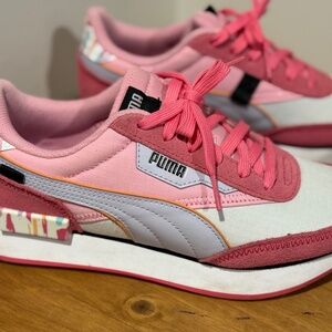 Puma sneakers ( size 7)